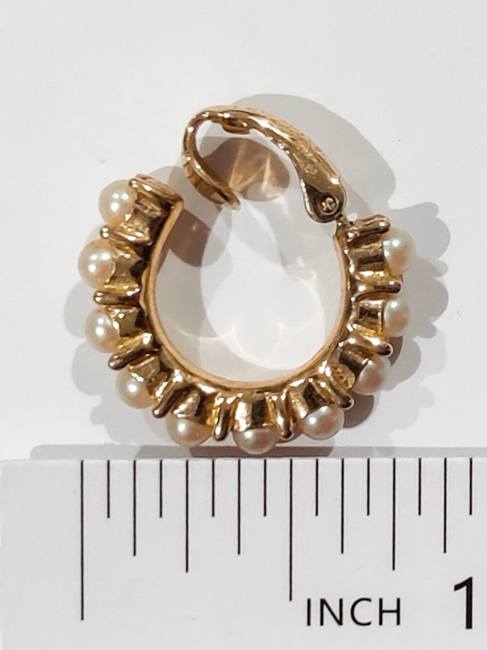 Vintage 1950-60s Crown Trifari Gold Toned Faux Pearl Hoop Earrings 3/4 in (2 cm) - Picture 5 of 5